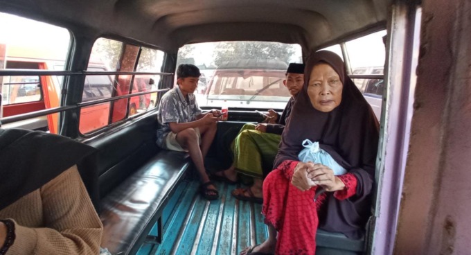 SEPI: Salah satu angkot jurusan Batu-Landungsari hanya memuat 3 orang penumpang.