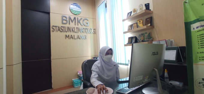 PANTAU CUACA: Firda Amalia Maslakah, Staf Prakirawan BMKG Stasiun Klimatologi Malang mengamati perubahan cuaca melalui layar komputer.