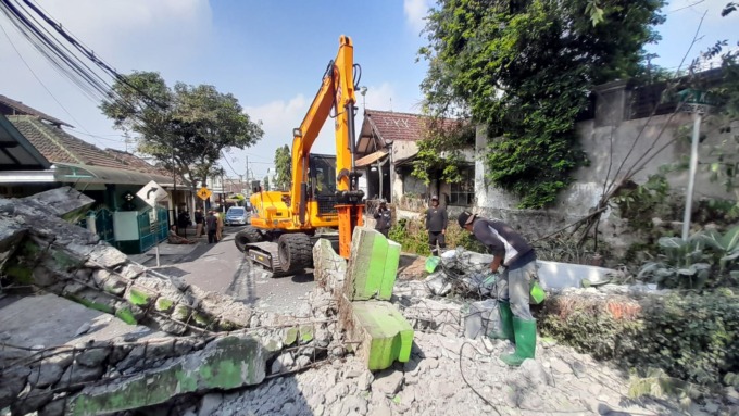DIROBOHKAN: Gapura di Jalan Kelud dibongkar agar mobil damkar bisa masuk.