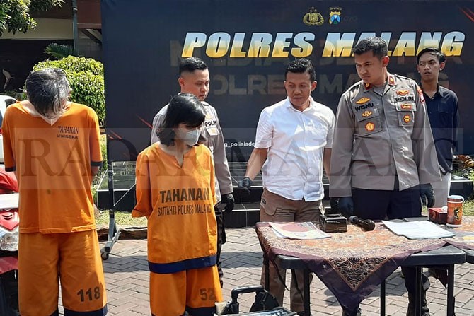 SADIS: Wakapolres Malang Kompol Wisnu Setiyawan (tiga dari kanan) menghadirkan dua tersangka KDRT terhadap dua bocah dari Kecamatan Singosari, kemarin.(Danang Priambodo / Radar Malang)