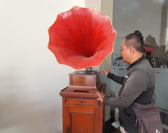 KLASIK: Gramofon tua dipamerkan di Graha Pancasila Balai Kota Among Tani Kota Batu, kemarin (8/6).