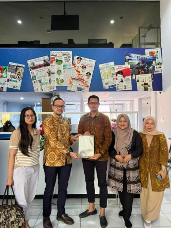 Owner ABC Hospitaity Group M. Prima Giovanni (dua dari kiri) menyerahkan tanda mata kepada GM Radar Malang Don Virgo. Turut mendampingi Manajer HRD Yulianti (dua dari kanan) dan Account Executive Luluk Setyowati (paling kanan)