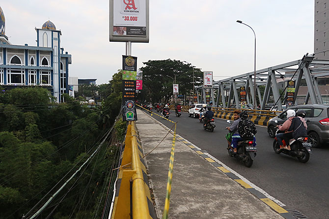 TITIK : Jembatan Sukarno Hatta menjadi lokasi bunuh diri seorang pemuda. (Darmono/Radar Malang)