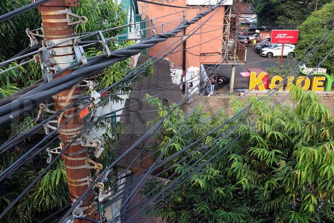 GAMBARAN : Kabel melintang di atas kawasan Kajoetangan Heritage. (Darmono/Radar Malang)