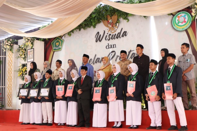 Kepala MTsN 7 Malang Dr H Subhan MSi (tengah) bersama para siswa berprestasi yang diwisuda pada Selasa (13/6)