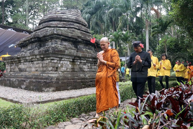 IBADAH: Bhante Thailand memimpin umat Buddha menjalani Waisak 2567 di Candi Sumberawan, Dusun Bodean Krajan, Desa Toyomarto, Kecamatan Singosari, Kabupaten Malang, kemarin (4/6).(Darmono/Radar Malang)