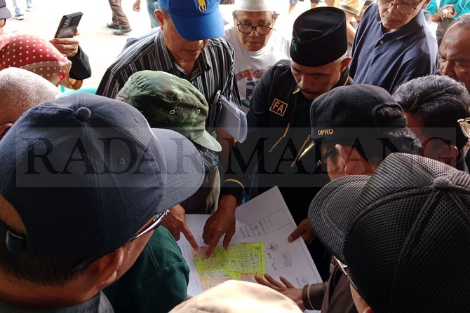 SIDAK PSU: Warga menemui anggota DPRD Kota Malang yang menginspeksi kondisi PSU di Perumahan Puri Cempaka Putih 2 kemarin.(Andika Satria/Radar Malang)