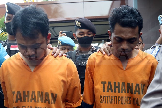 DIKENAKAN PASAL BERLAPIS: Tersangka Exza Candra Dwipa dan Ahwan Nuroh ditunjukkan polisi kepada awak media, kemarin siang.(Darmono / Radar Malang)