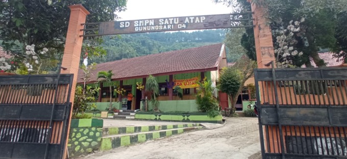 TUNGU BANTUAN: SD-SMP Satu Atap Gunungsari 4 mengalami kerusakan karena tanah gerak.