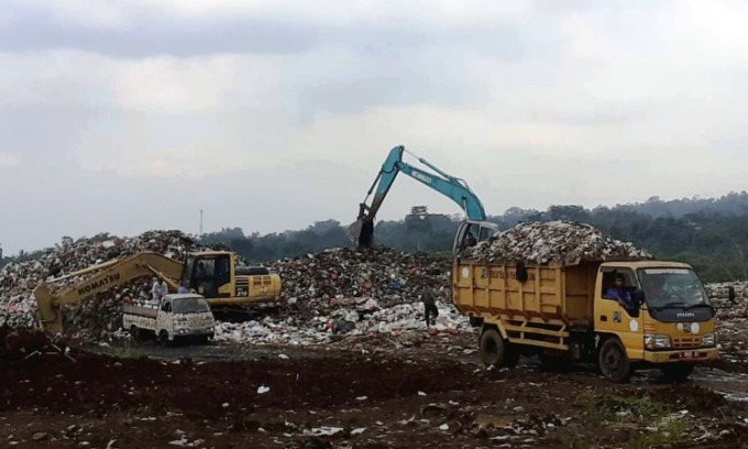 BELUM MAKSIMAL: Alat berat diturunkan untuk penanganan sampah di TPA Randuagung, Kecamatan Singosari.  (Yunita/Radar Malang)