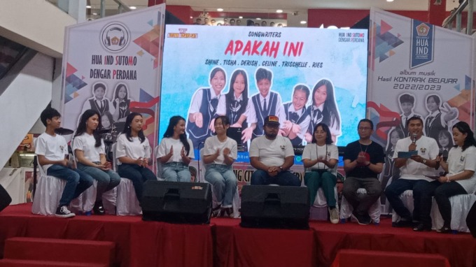 DENGAR PERDANA: Bedah lagu dari Album Kontrak Belajar Penciptaan Lagu 2022-2023 hasil karya siswa-siswi SMP Kosayu 1 bersama para  narasumber di Malang City Point, kemarin (4/6). (SMPK Kosayu 1 Malang)