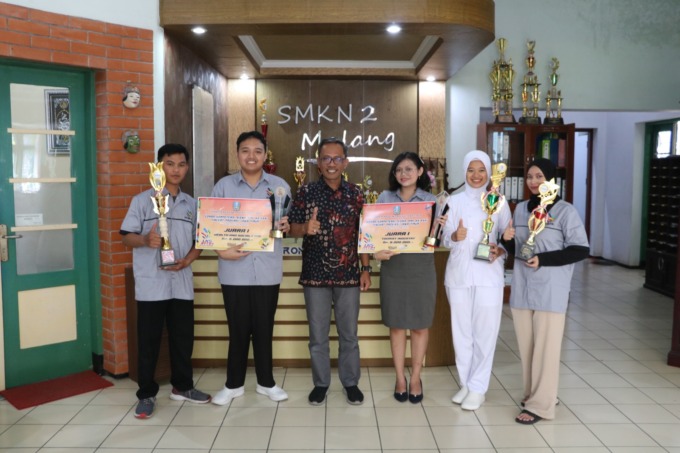 BIKIN BANGGA : Kepala Sekolah Drs Hari Mulyono MT (tengah) bersama Jawara LKS Jatim dari SMKN 2 Malang.