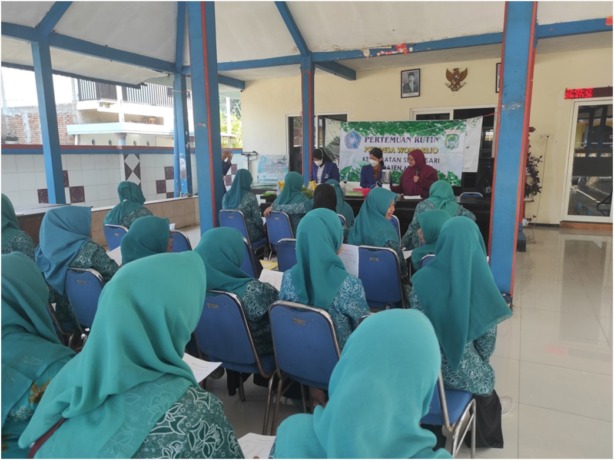 BERMANFAAT: Suasana pelatihan bolu daun kelor Universitas Negeri Malang (UM) di Desa Wonorejo, Kecamatan Singosari, Kabupaten Malang. (istimewa)