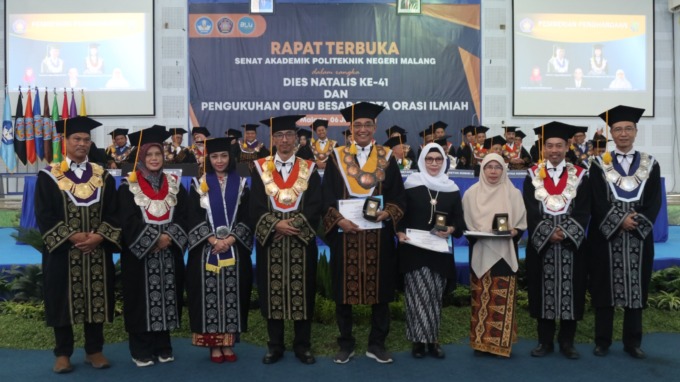 JADI MOTIVASI: Direktur Polinema Supriatna Adhisuwignyo ST MT (empat dari kiri) bersama jajaran direktur ketua senat dan wakil direktur usai pengukuhan dua guru besar, kemarin (6/6) (ima/radar malang)
