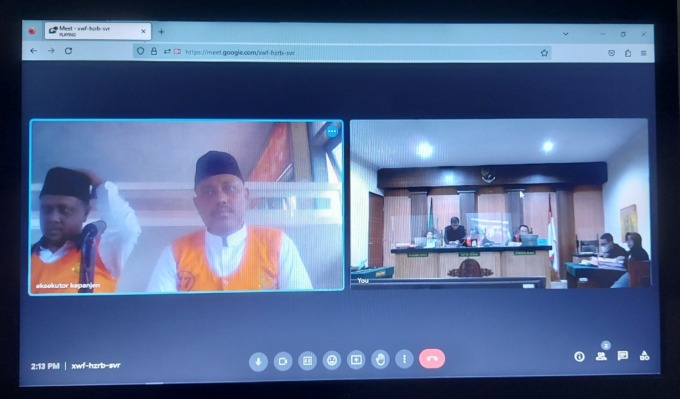 PANTAU : Persidangan tuntutan penampung TKI ilegal dipantau dari monitor yang terbuka untuk umum. (Biyan/Radar Malang)