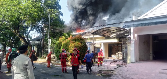 API : Tampak api membakar sebuah rumah yang disinyalir gudang kasur di Jalan Raya Tidar Kota Malang, Kamis pagi ini (8/6). (Fian/Radar Malang)