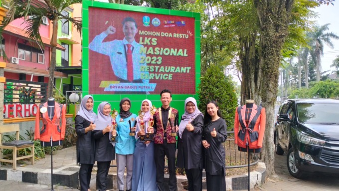 BERPRESTASI : Siswa siswi SMKN 3 Malang, Jawara LKS Jatim bersama guru pendamping lomba di sekolah, kemarin.