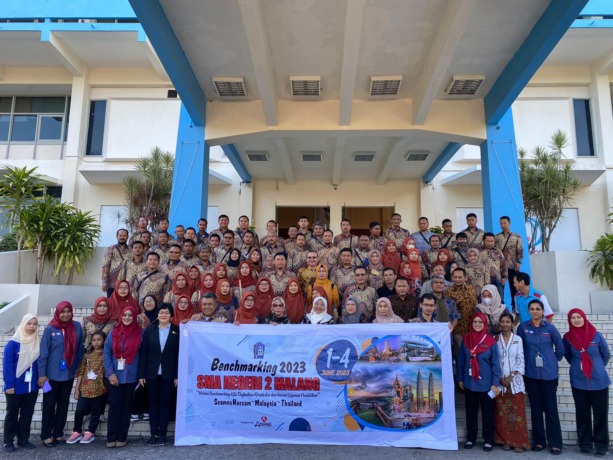 SINERGI IPTEK : Foto bersama guru SMAN 2 Malang saat benchmarking ke SEAMEO - RESCAM Penang, Malaysia awal Juni kemarin.