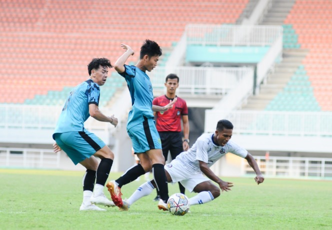 MULAI TUNE-IN: Flabio Soares (kanan) mendapat kawalan dari dua penggawa Persikabo 1973, Jumat lalu (9/6). Hampir semua pemain baru Arema FC diturunkan dalam laga uji coba tersebut. (Media Officer Arema FC For Radar Malang)