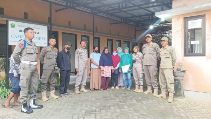 Satpol PP Kota Malang menyerahkan gelandangan dan pengemis hasil razia akhir Mei lalu ke shelter Dinsos-P3AP2KB Kota Malang. (Satpol PP Kota Malang for Radar Malang)