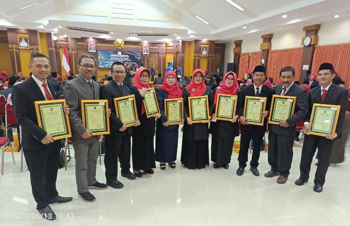 PRESTASI : Sepuluh kepala SMA dan SMK negeri di Kota Malang menerima penghargaan Dinas Pendidikan Provinsi Jawa Timur untuk kategori karya inovasi. (MKKS SMK Kota Malang for Radar Malang)