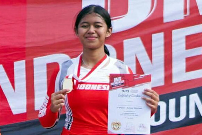 SANG JUARA: Shifa Maulidina Qotrun Nada dalam kejuaraan di Sirkuit Internasional BMX Pulomas, Jakarta Timur, Mei lalu. (Shifa Maulidina Qotrun Nada for Radar Malang)