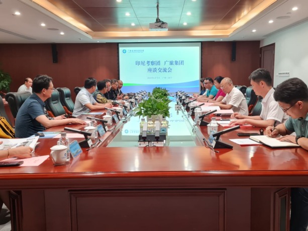 STUDI BANDING: Wali Kota Malang Drs H Sutiaji dan jajaran (deret kiri) menyimak paparan pengembangan pariwisata di Guangxi Tourism Development, Selasa (13/6)