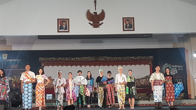 Fashion show dengan tema busana batik menjadi salah satu sajian dalam art performance SMAK Dempo