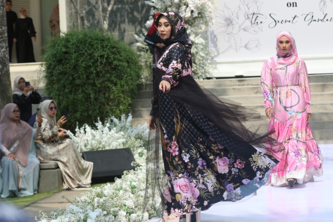 ELEGAN: Salah satu model melenggang dengan memakai busana muslimah di Moslem Motion Icon, kemarin. (darmono/radar malang)