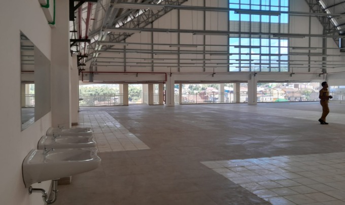 LUAS DAN NYAMAN: Area food court di lantai tiga Pasar Induk Among Tani siap ditempati.