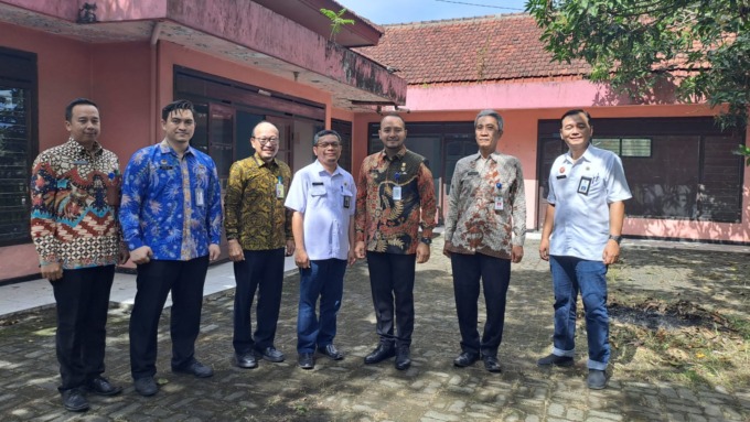 Kepala Kantor Imigrasi Malang Galih Priya Kartika bersama jajaran ketika meninjau eks gedung mako Tagana Kabupaten Malang yang akan digunakan sebagai unit kerja keimigrasian (UKK) Kabupaten Malang, Rabu (7/6) lalu