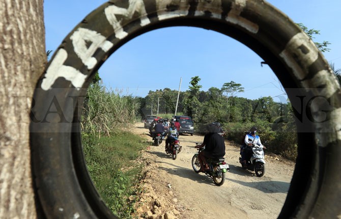 KAWASAN : Jalur menuju pantai di Bantur Malang selatan segera dilebarkan. (Darmono/Radar Malang)