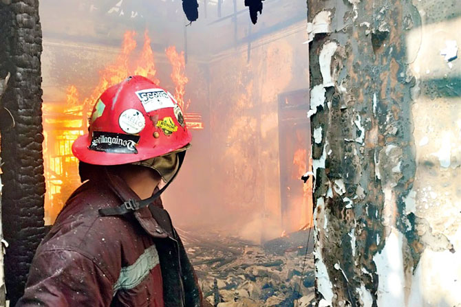 PANAS: Tim pemadam kebakaran berusaha menjinakkan api yang berkobar di salah satu sudut bangunan di Jalan Esberg VI/02, Perumahan Badut Permai, Kelurahan Karangbesuki, Kecamatan Sukun, kemarin (8/6).(DAMKAR MALANG FOR RADAR MALANG)