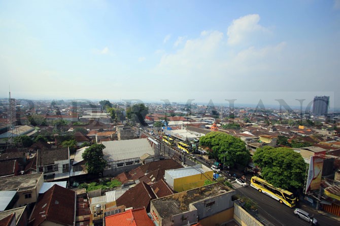 UDARA : Panorama Kota Malang dari sudut pandang atas. Kualitas udara menurun di akhir pekan karena banyaknya kendaraan masuk Kota Malang. (Suharto/Radar Malang)
