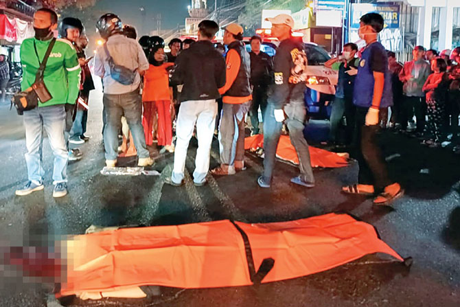 MENINGGAL DI TEMPAT: Jenazah korban kecelakaan di Jalan Raya Sengkaling, Kecamatan Dau Rabu malam (31/5) langsung dievakuasi petugas.(RELAWAN MALANG RAYA FOR RADAR MALANG)