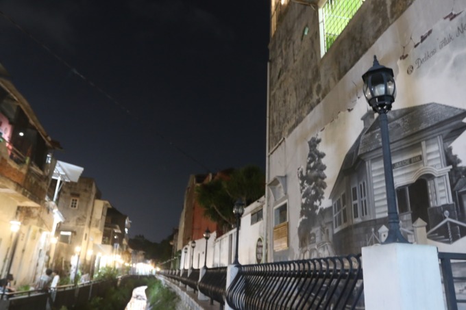 GELAP SEBAGIAN: Kondisi sejumlah lampu taman di Kampoeng Heritage Kajoetangan yang tak menyala, kemarin malam. (radar malang)