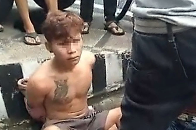 TANGKAP : Satu dari dua pelaku upaya pencurian di Samaan Kota Malang yang tertangkap warga, diserahkan polisi namun akhirnya