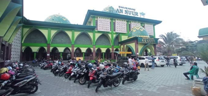 RAMAI: Masjid An Nuur sehari-hari ramai dikunjungi wisatawan.
