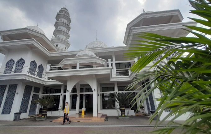PUTIH BERSIH: Masjid Darush Sholihin sangat nyaman untuk salat dan untuk istirahat.