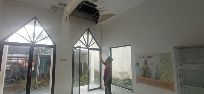 RUSAK: Plafon musala di SDN Pesanggrahan 1 jebol.