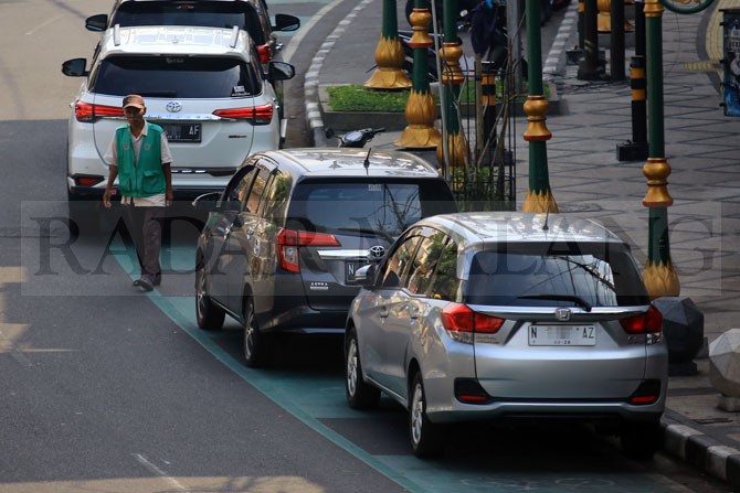 PARKIR : Titik parkir di Kajoetangan Heritage Kota Malang dinilai mengalami dilema. (Suharto/Radar Malang)