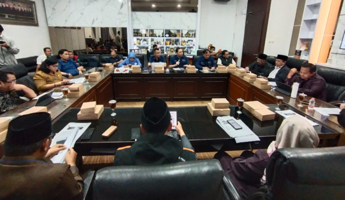 KEJAR TAYANG: Perwakilan PJT 1 dan Perumda Tugu Tirta (tengah) menjelaskan perkembangan proyek WTP kepada anggota DPRD Kota Malang, kemarin siang. (suharto/radar malang)