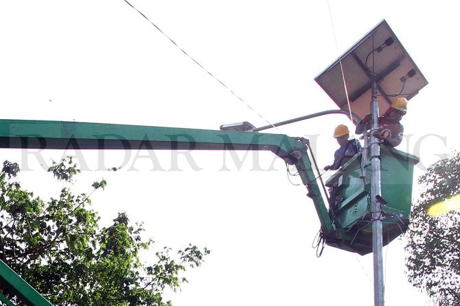 SASAR 10 RIBU TITIK: Penerangan jalan umum (PJU) di Jalan Veteran, Kota Malang bakal diganti dengan PJU tenaga surya. Pemasangannya akan dilakukan secara bertahap. (Suharto / Radar Malang)