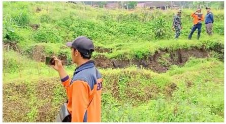 BERGERAK: Tanah  di Dusun Brau, Desa Gunungsari, Bumiaji yang mengalami pergeseran.