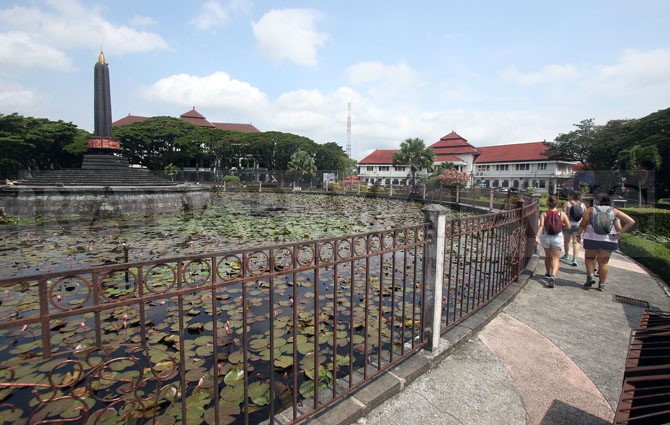 LINGKAR : Wisatawan luar negeri berjalan-jalan di Alun-Alun Tugu Kota Malang (Suharto/Radar Malang)