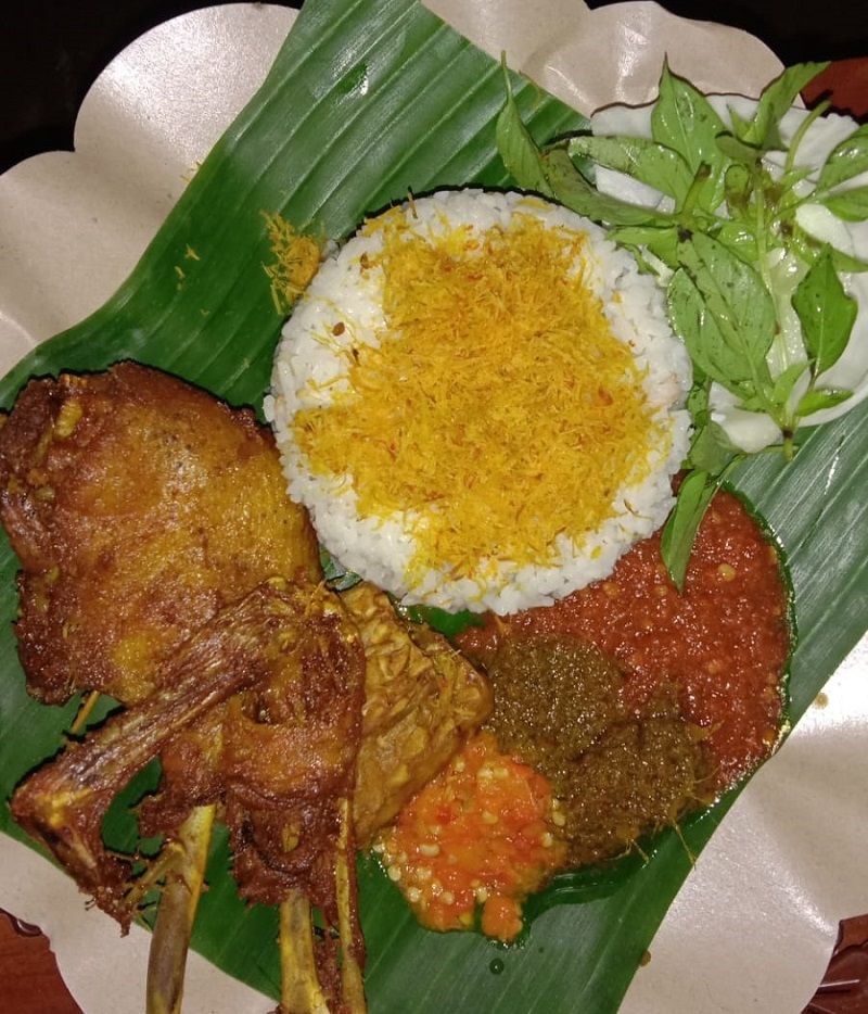 MENGGUGAH SELERA: Tampilan menu lapak Nasi Bebek Bumbu Hitam &rsquo;&rsquo;Mas Ikang&rsquo;&rsquo; yang menyediakan promo menarik bagi pelanggan.