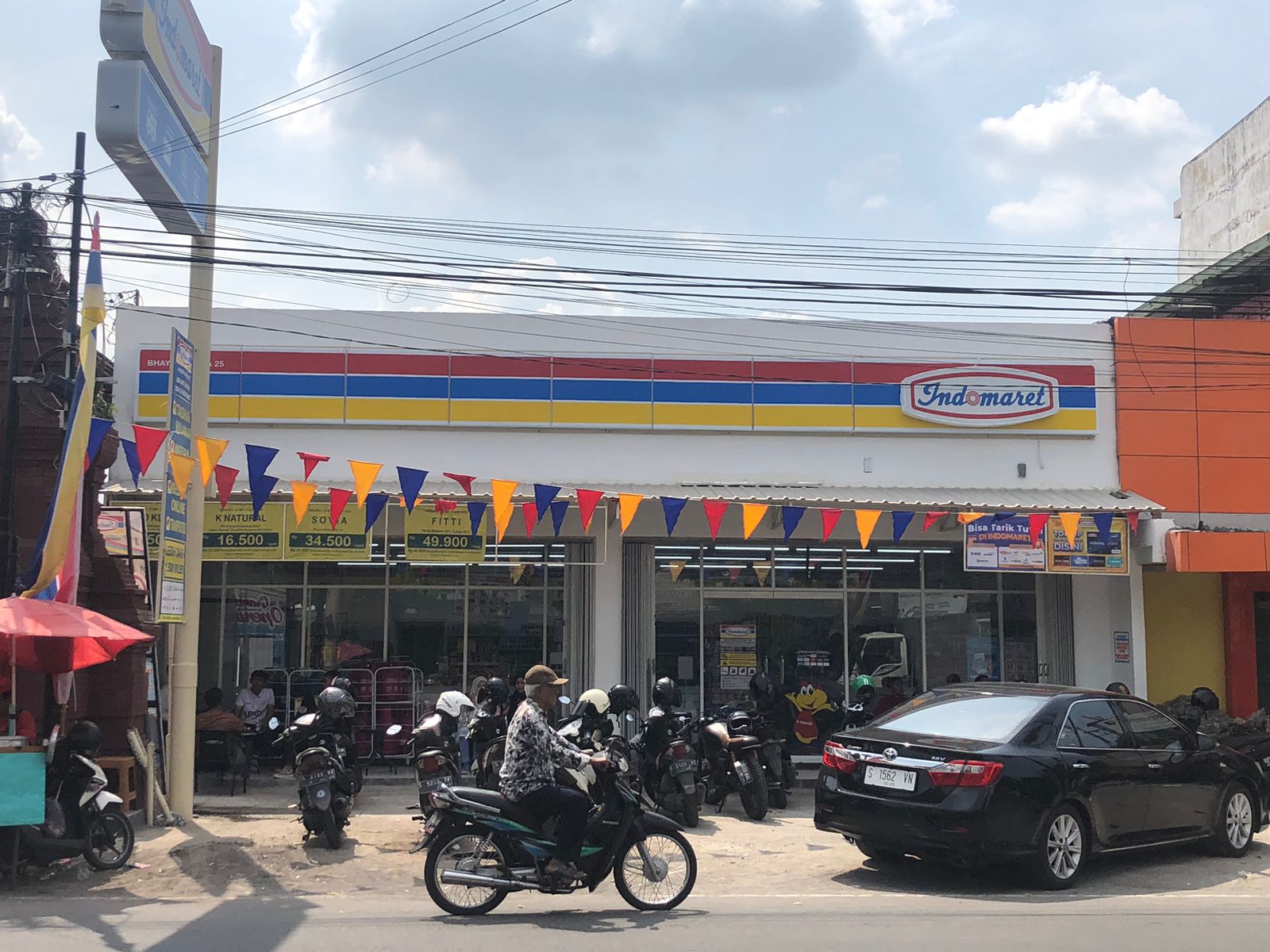 PARTISIPASI: Indomaret Primkoppol Polresta Mojokerto, salah satu gerai Indomaret yang menyediakan beragam promo menarik dan diskon selama Mojo Shop Festival 2023.