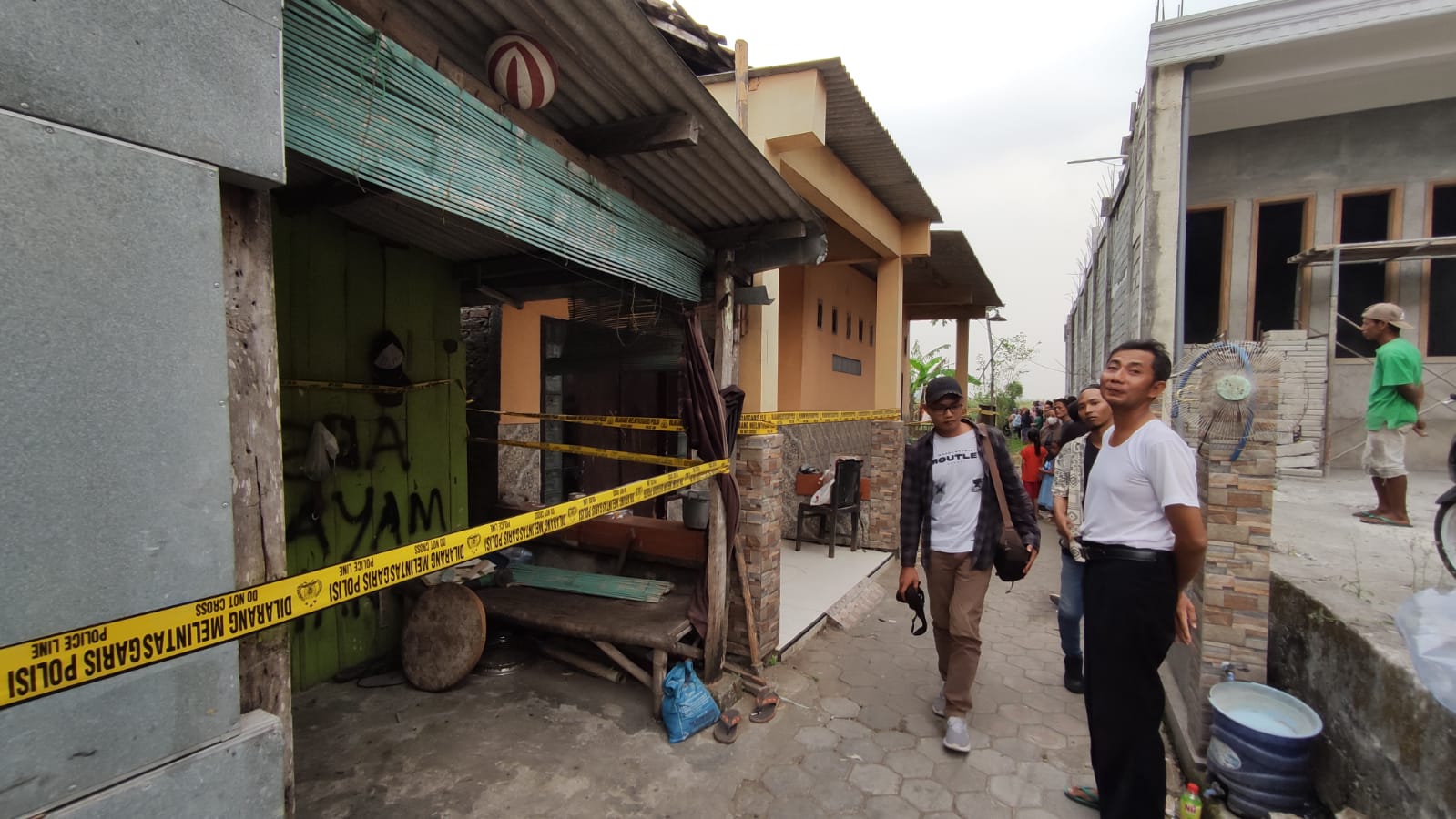 GARIS POLISI: Rumah pelaku di Kecamatan Kemlagi masih terbentang police line, Kamis (15/6).