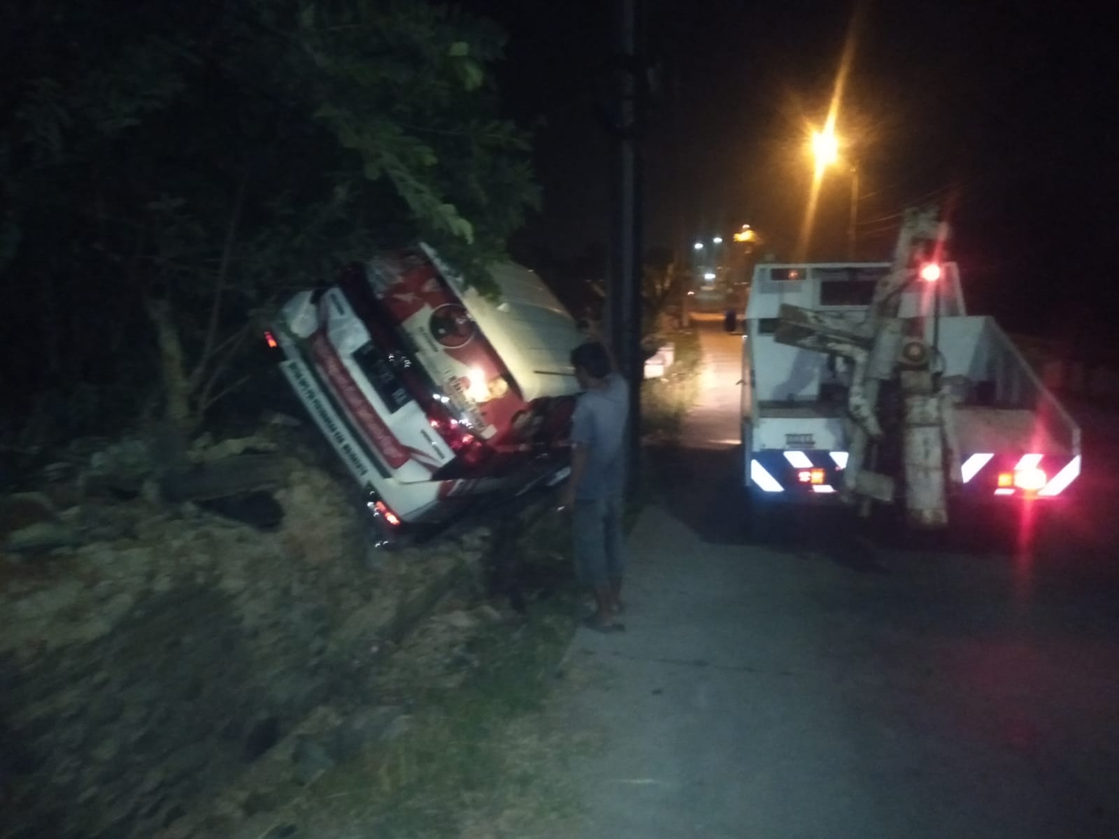 NYUNGSEP: Mobil Toyota Innova bernopol S 1633 RA yang dikendarai Akhmad Anwar nyungsep di bahu jalan Jalan Raya Dusun Kecubuk, Desa Banjartanggul, Kecamatan Pungging, Sabtu (17/6) dini hari.