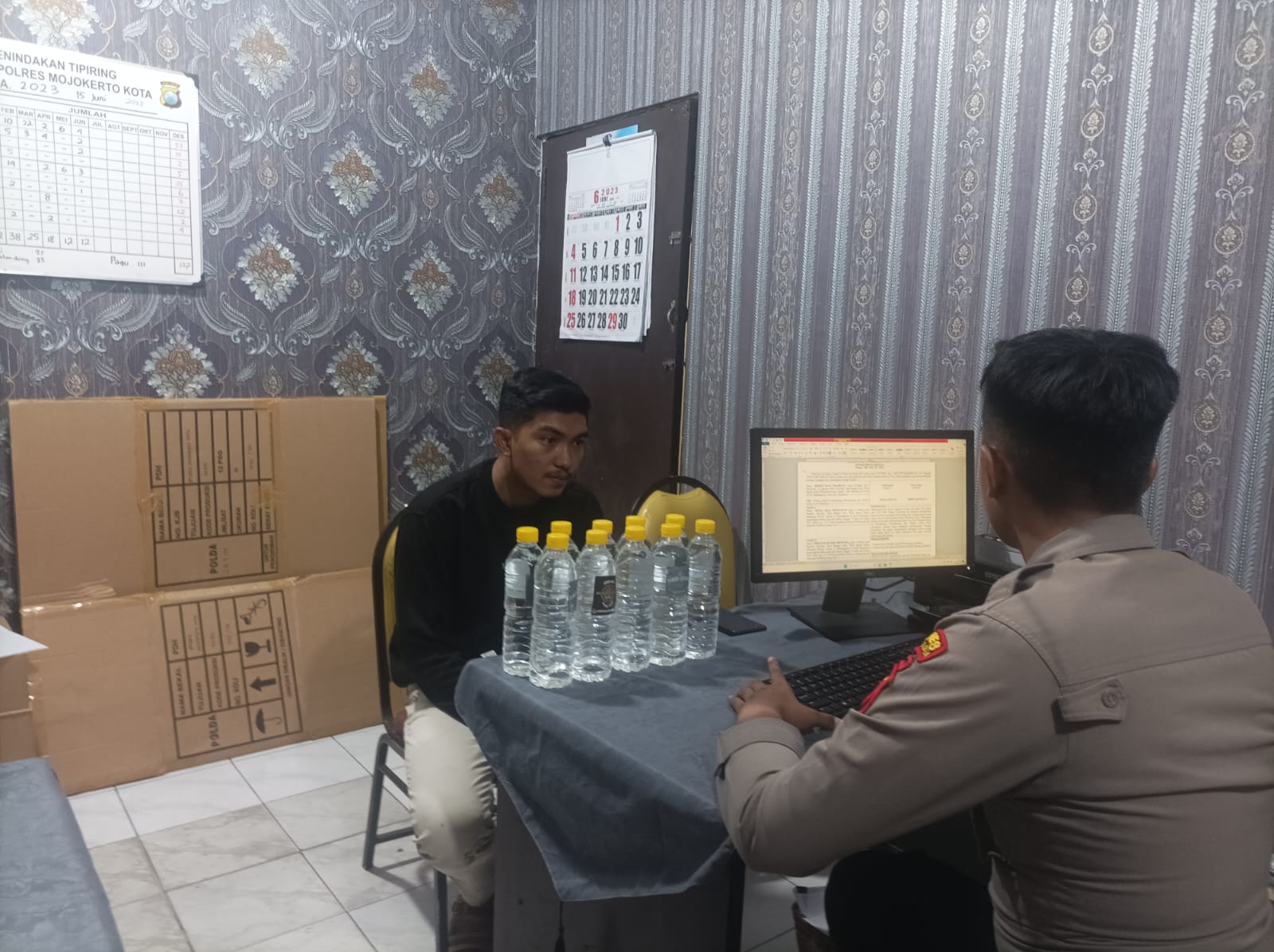 APES: RB, saat ditangkap petugas Satsabhara Polres Mojokerto Kota saat menjual miras jenis arak bali.